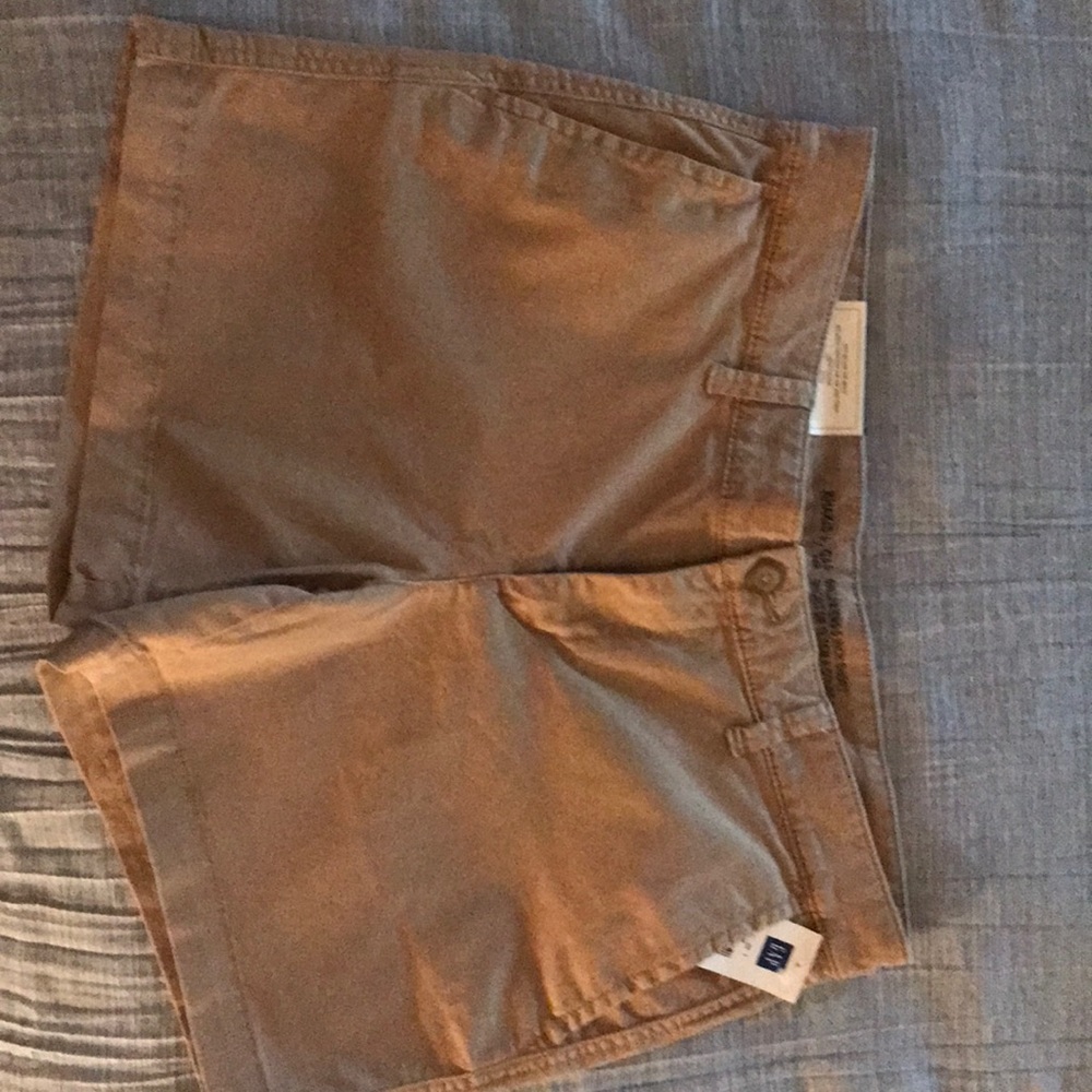 NWT Gap 5 inch khaki shorts.  Size 4